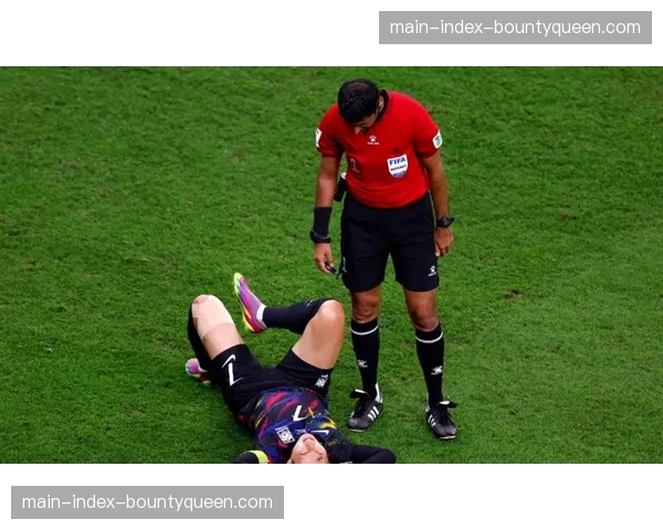 场边一幕：维拉主帅埃梅里现场记录对手边后卫的防守站位习惯