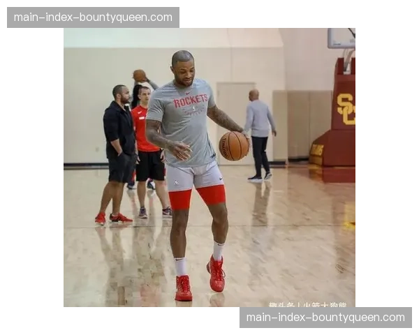 战术板解析:三中卫与四后卫体系在实施低位防守时的优缺点对比 战术板解析:三中卫与四后卫体系在实施低位防守时的优缺点对比